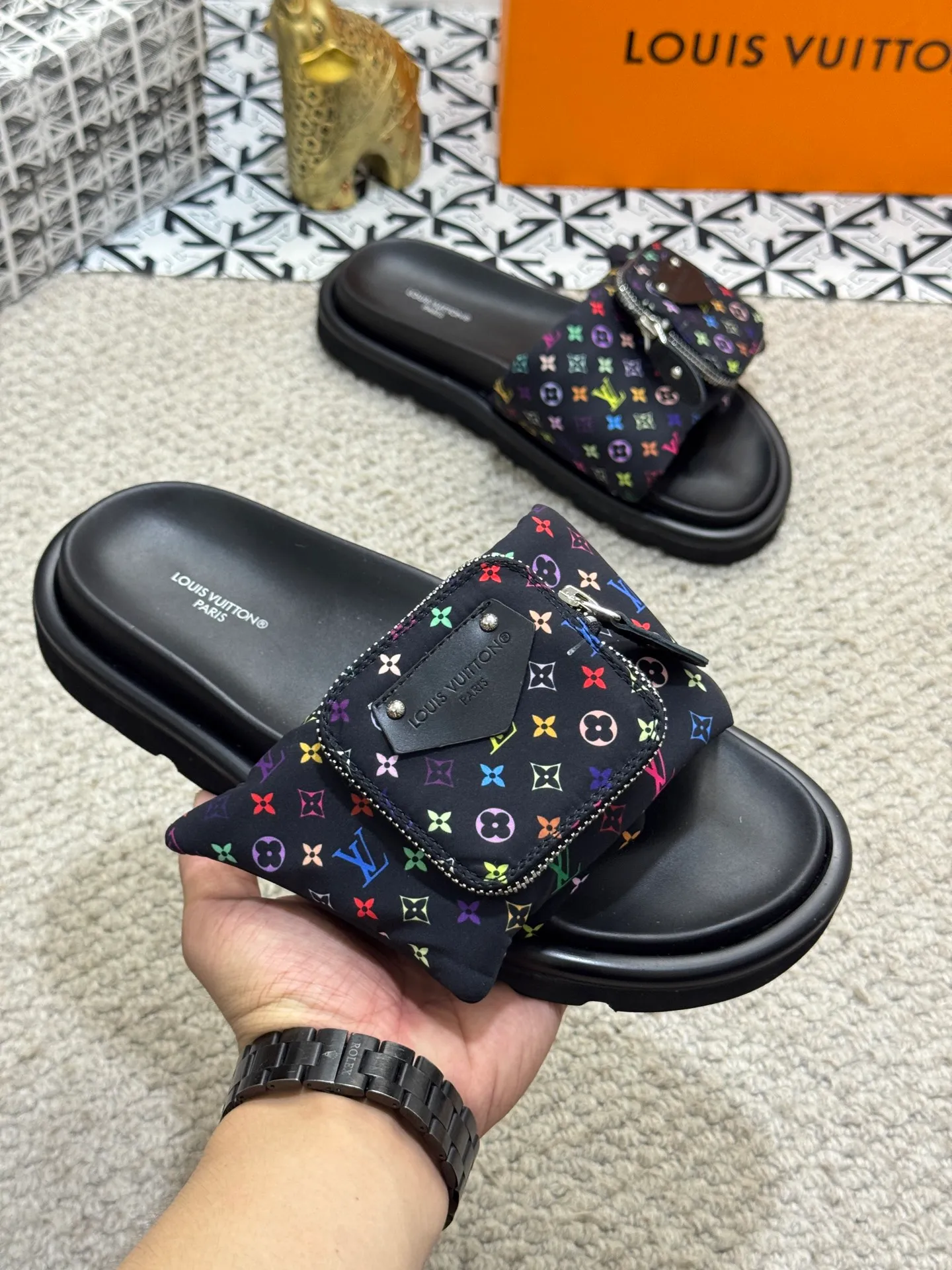 Men's shoes 💰400 [New style] 🦇🦇Top original order [Louis Vuitton] Couple style 👫Spring and summer style🎯🎯As an active family in the fashion industry ⭐ Lv is characterized by bold innovation ⚡Fabric down cloth🔥 Combined outsole, clean and tidy ⚡Fashionable and generous🌹Multiple colors available..Size: 36-44 (45 customized